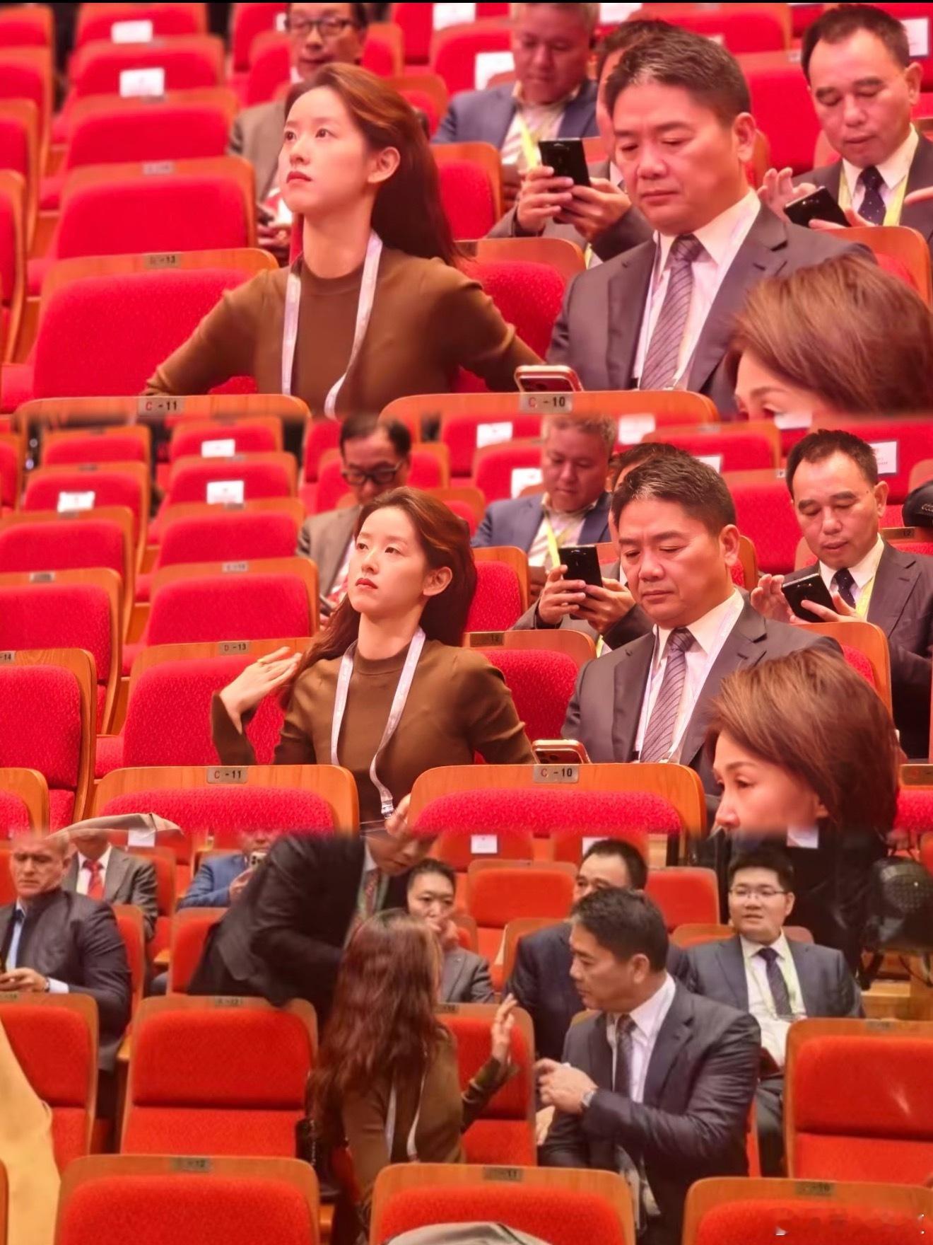 刘强东 从此在老婆面前没有了自信前面说了人家关系很好，愣是被媒体给拍出了陌生感。