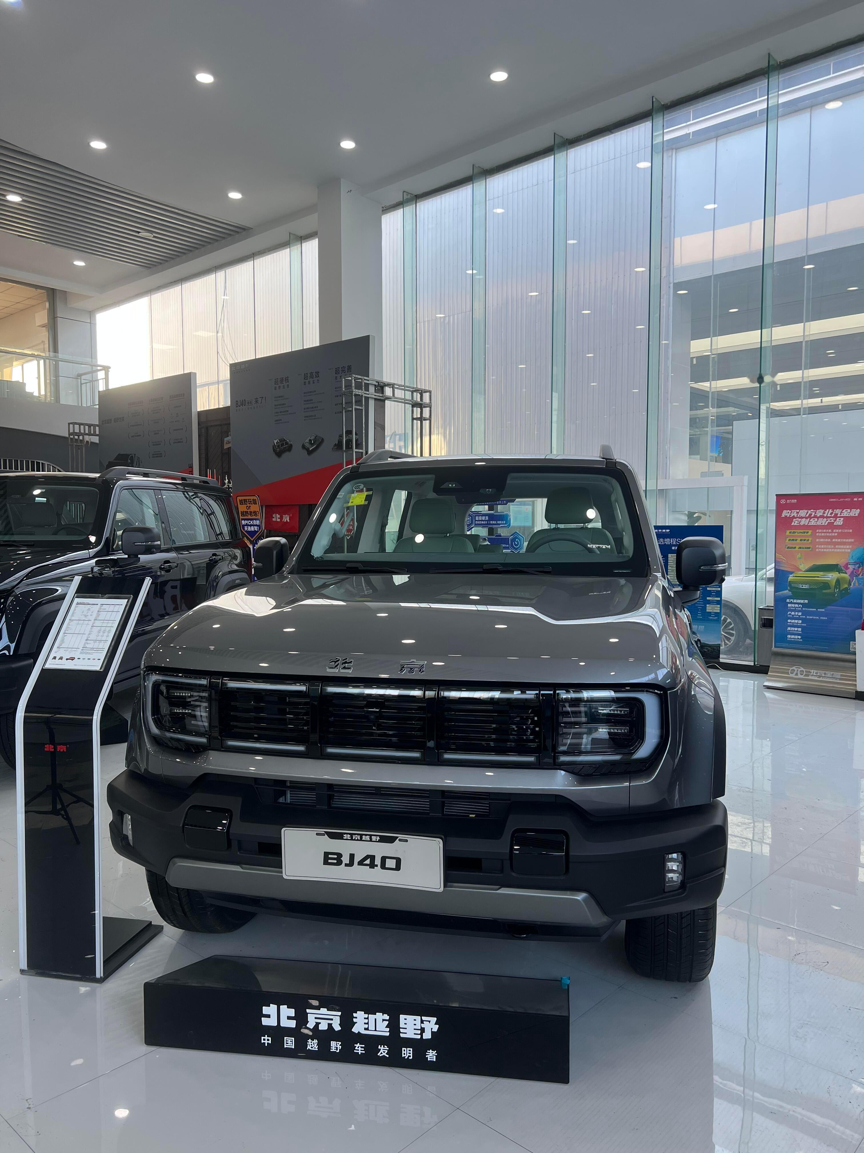 可拆卸车顶太酷了，天气好时秒变敞篷，配上硬派造型和分时四驱，周末进山爬个小土坡特