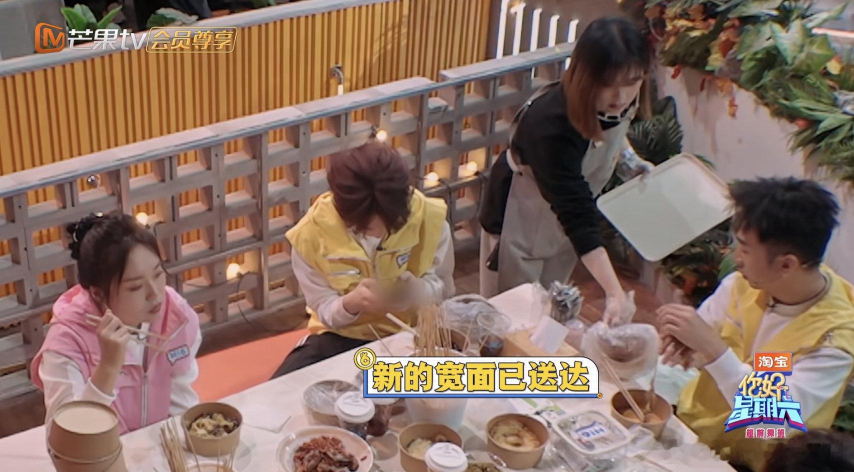 丁程鑫想要丁程鑫得到 丁程鑫想要当全村最靓的仔，拿着玩具飞剑的样子，又憨又可爱你