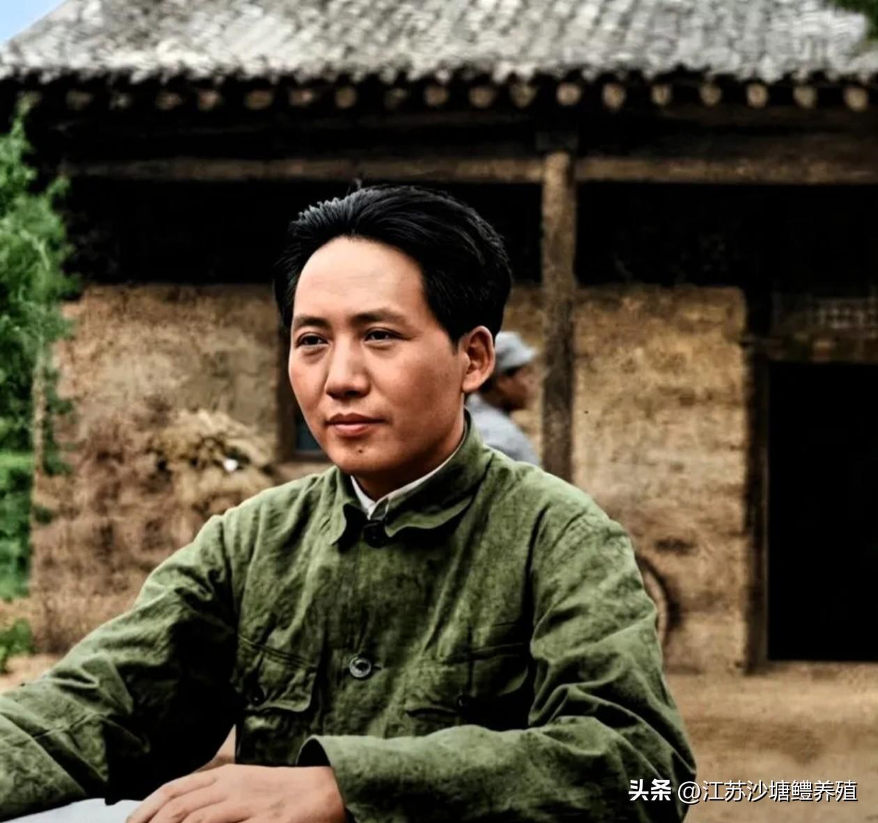 黄土屋舍旁，
伟人目光坚定从容，
一身朴素军装，
在艰苦的岁月里运筹帷幄，
为民