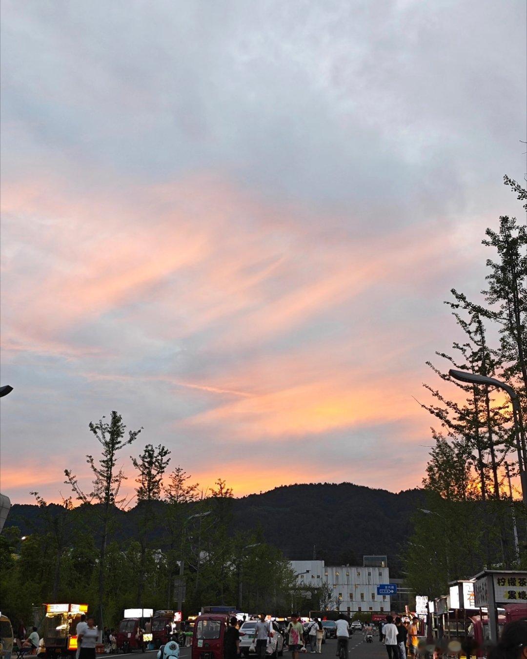 四川宜宾地震 宜宾的朋友还好吗？朋友圈已经被震感刷屏了。墨迹天气地震图更新很及时