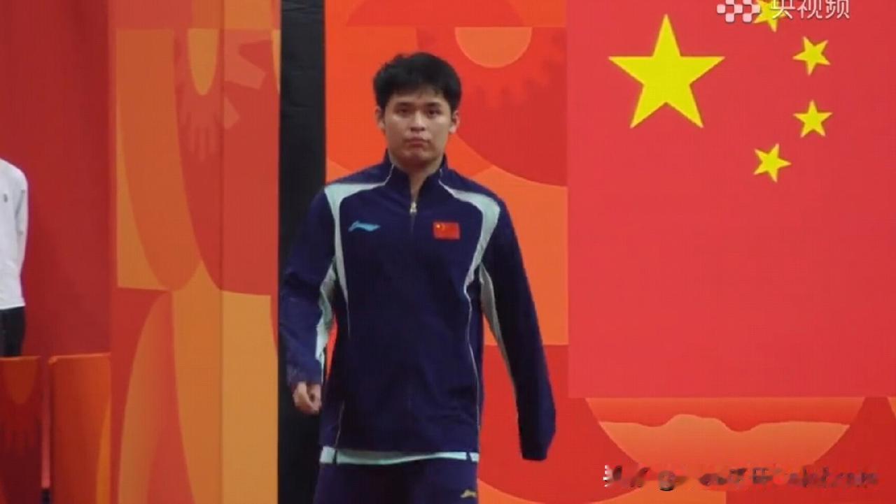 亚运会男单半决赛，林诗栋VS林昀儒的比赛正在进行，目前林昀儒大比分2:0领先林诗