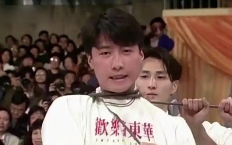 明星做慈善能到什么地步？为给陌生孩子筹钱买疫苗，黎明把钢筋往脖子上缠，缠到满脸紫