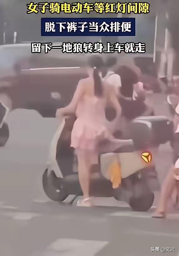 等红灯当街撒尿，这哪是急，就是不要脸，大马路上十字路口，一个女的等红灯的时候，直