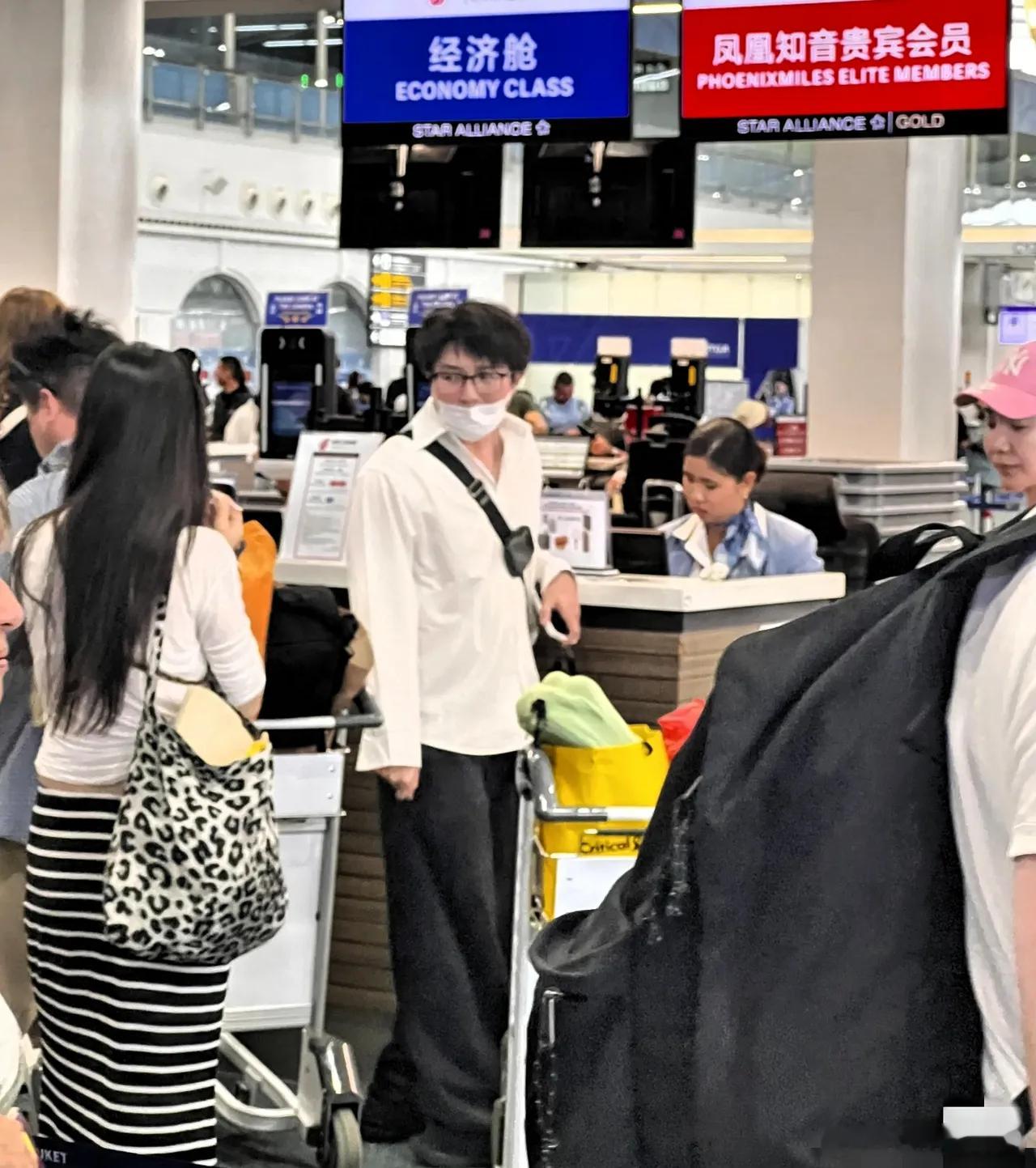 有网友在机场碰到了毛不易，发现他本人居然快一米八，也太高了吧！这反差感也太强了—