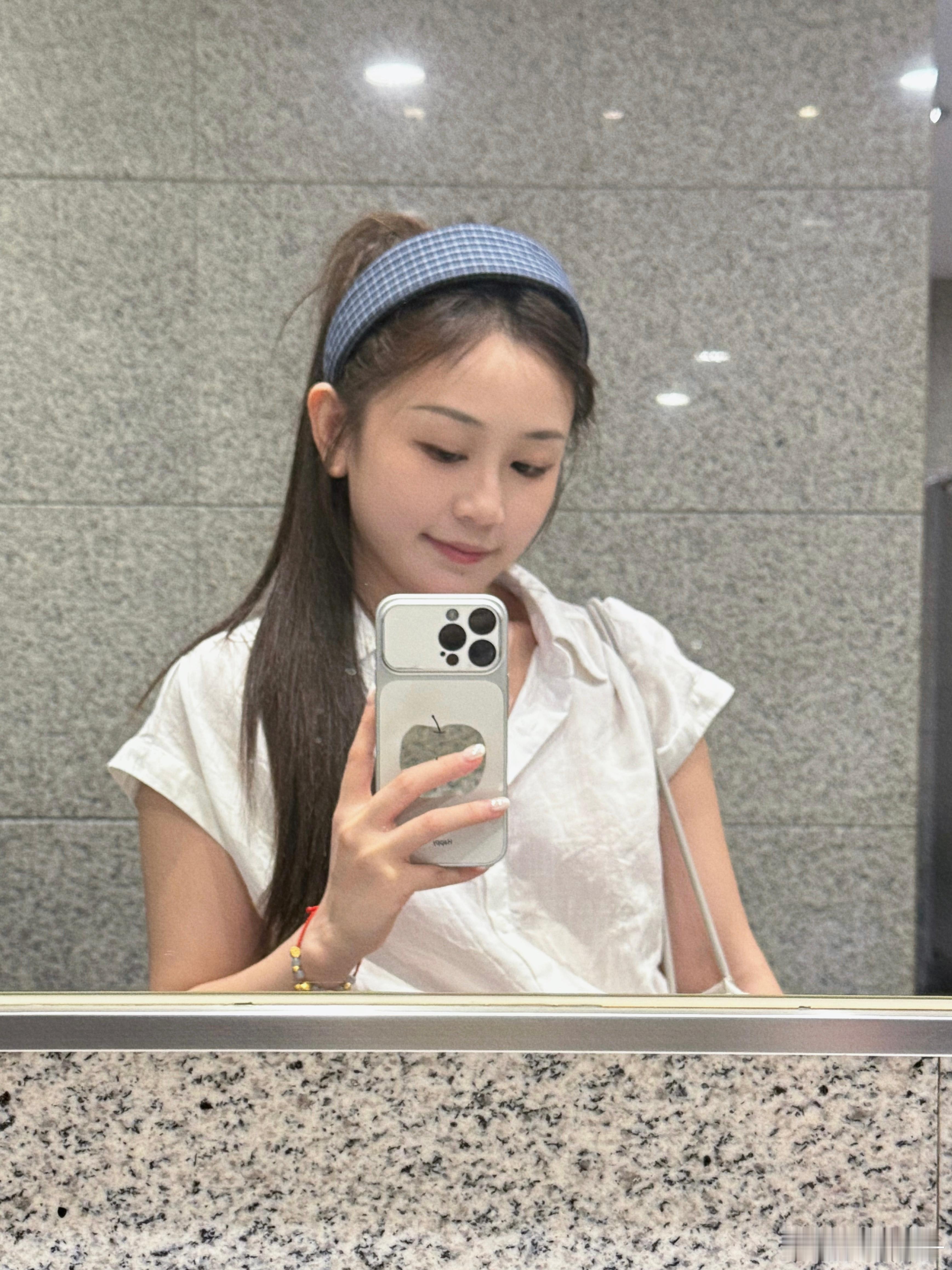感觉很久吃榴莲都没上火 于是压根忘了会上火这件事结果昨晚狂咳嗽 然后今天牙龈突然