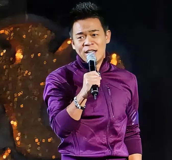 有一次张嘉译好不容易才请到过气歌手孙浩去吃家宴，张嘉译说：“哥们，你现在混得咋这