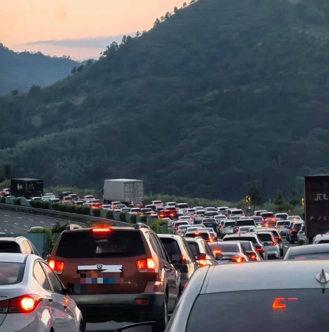 国庆堵车
路见不平一声吼，到底还要堵多久。