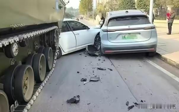 ‌重庆轿车“硬刚”装甲车，保险公司哭晕！‌

“砰！”重庆九龙坡区，一辆白色大众