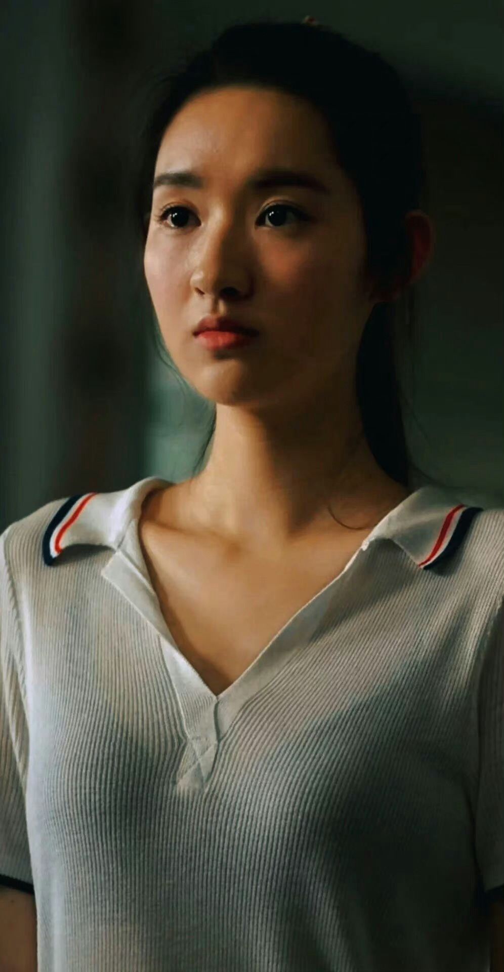 王玉雯校服剧照，现在中学生都这样穿了？还弄上湿身诱惑了 ​​​