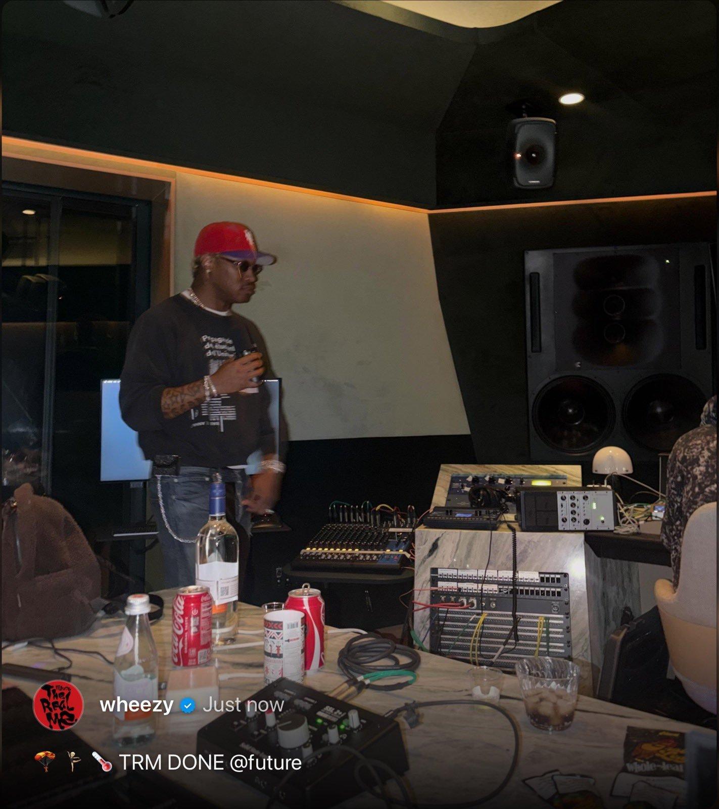Wheezy 分享了一张 Future 在录音室的照片，并表示 Future 的