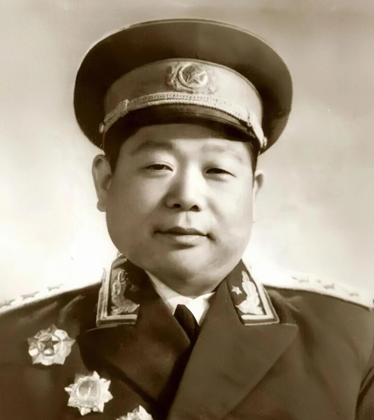 曾任红十一师师长却建国后仍为团级军官，昔日并肩搭档已晋升上将，他最终仅授大校军衔
