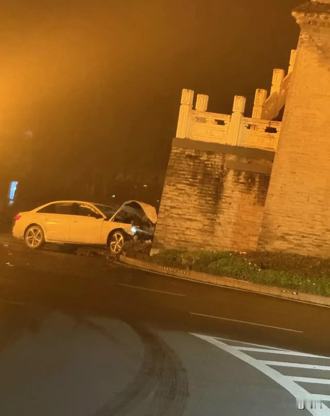 轿车失控撞击西安数百年历史的钟楼，多部门正在评估文物损失情况。事发10月30日凌