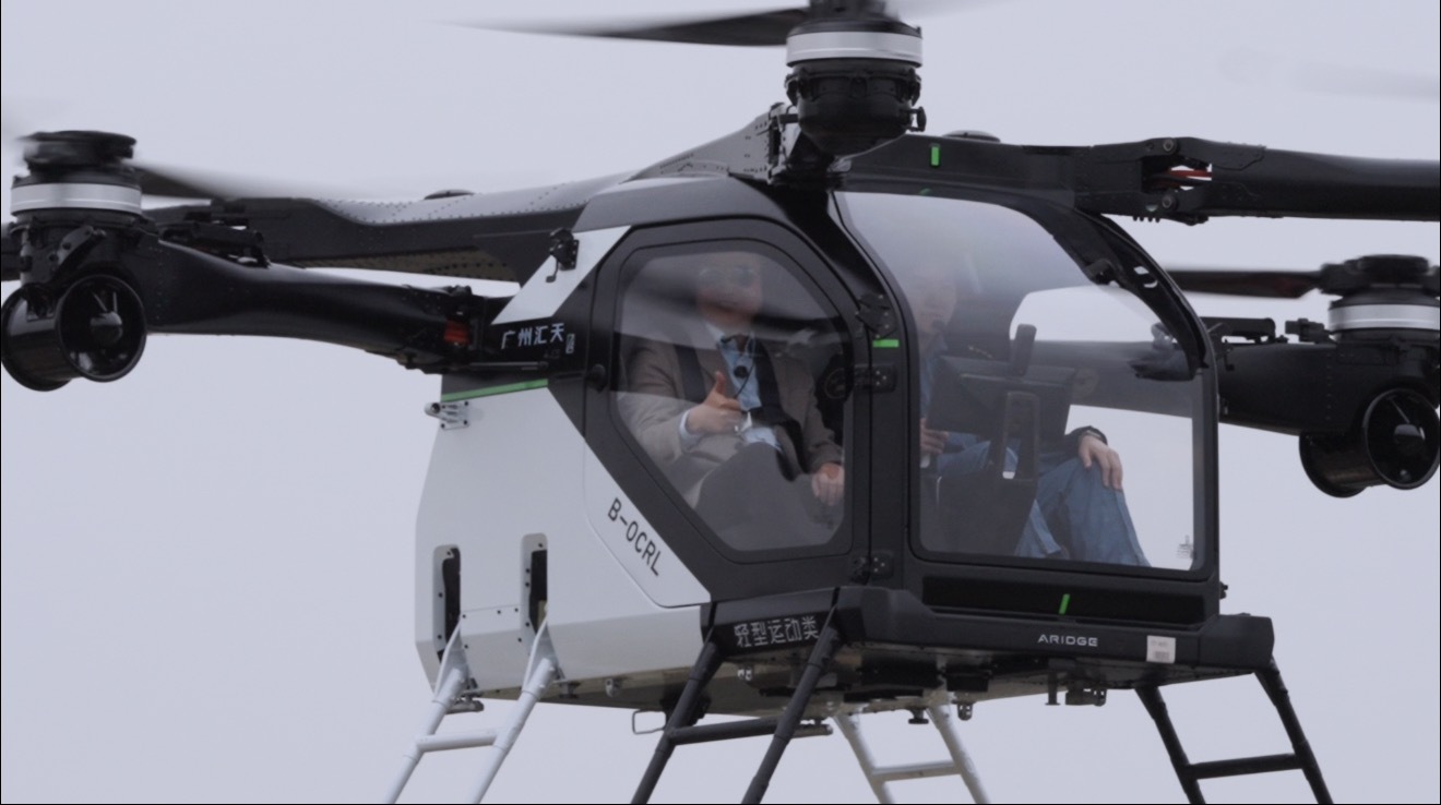 什么家庭坐飞行汽车去年会现场何小鹏坐飞行汽车降落年会现场