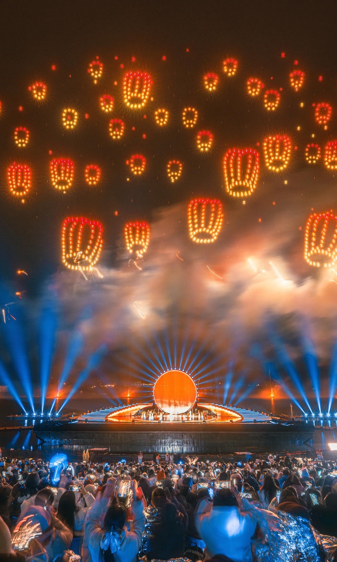 【#一个春节近40场烟花秀背后#：他用焰火让放不下手机的人们，感受“真实的震撼”