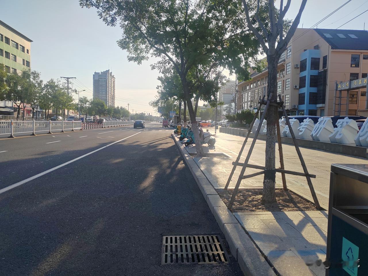 避坑聊城湖西早市一个卖榴莲的！
早晨去湖西早市买菜，走到湖西早市的厕所南侧，靠东