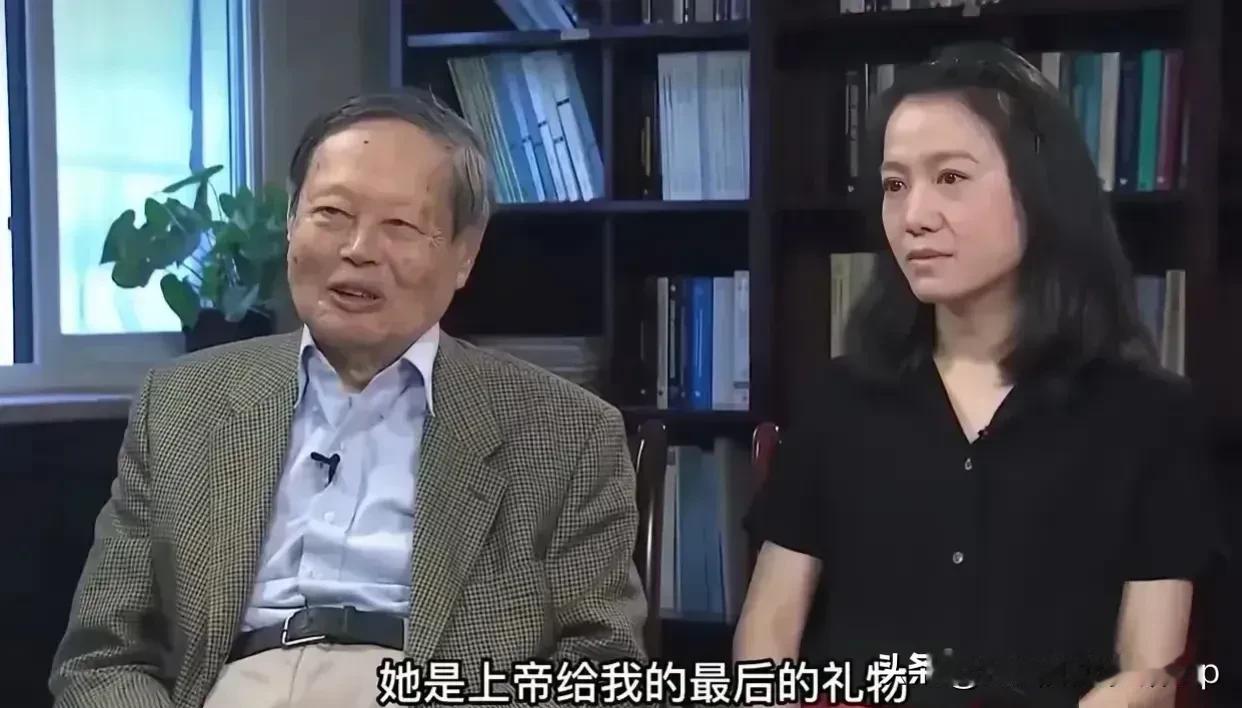 1922～1976，相差整整54岁，杨振宁这辈子真值了。其原配夫人杜致礼，是国民