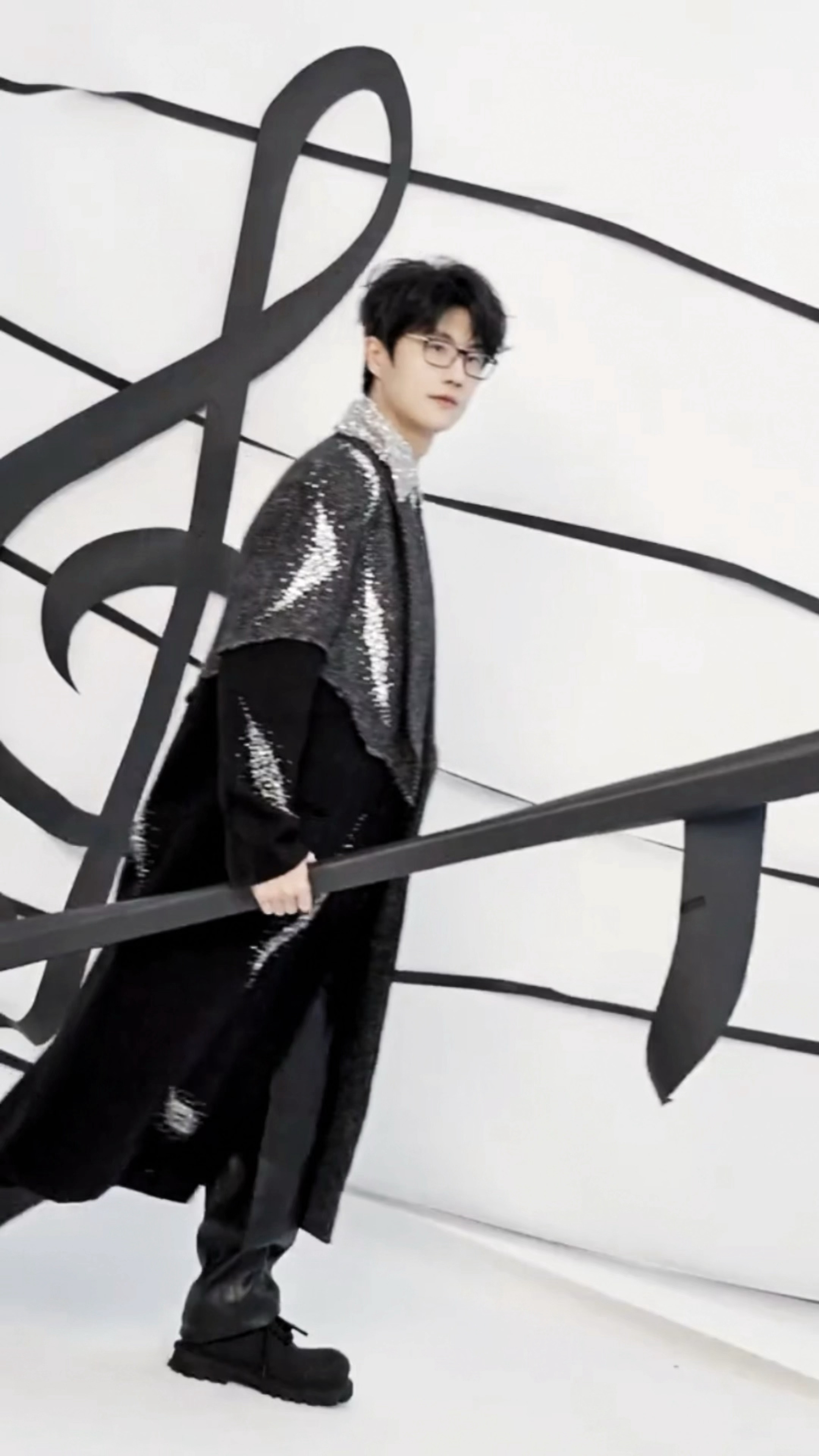 笑得 气势像来找我干架的音乐人就是不一样 干架都是扛音符来的🎵 