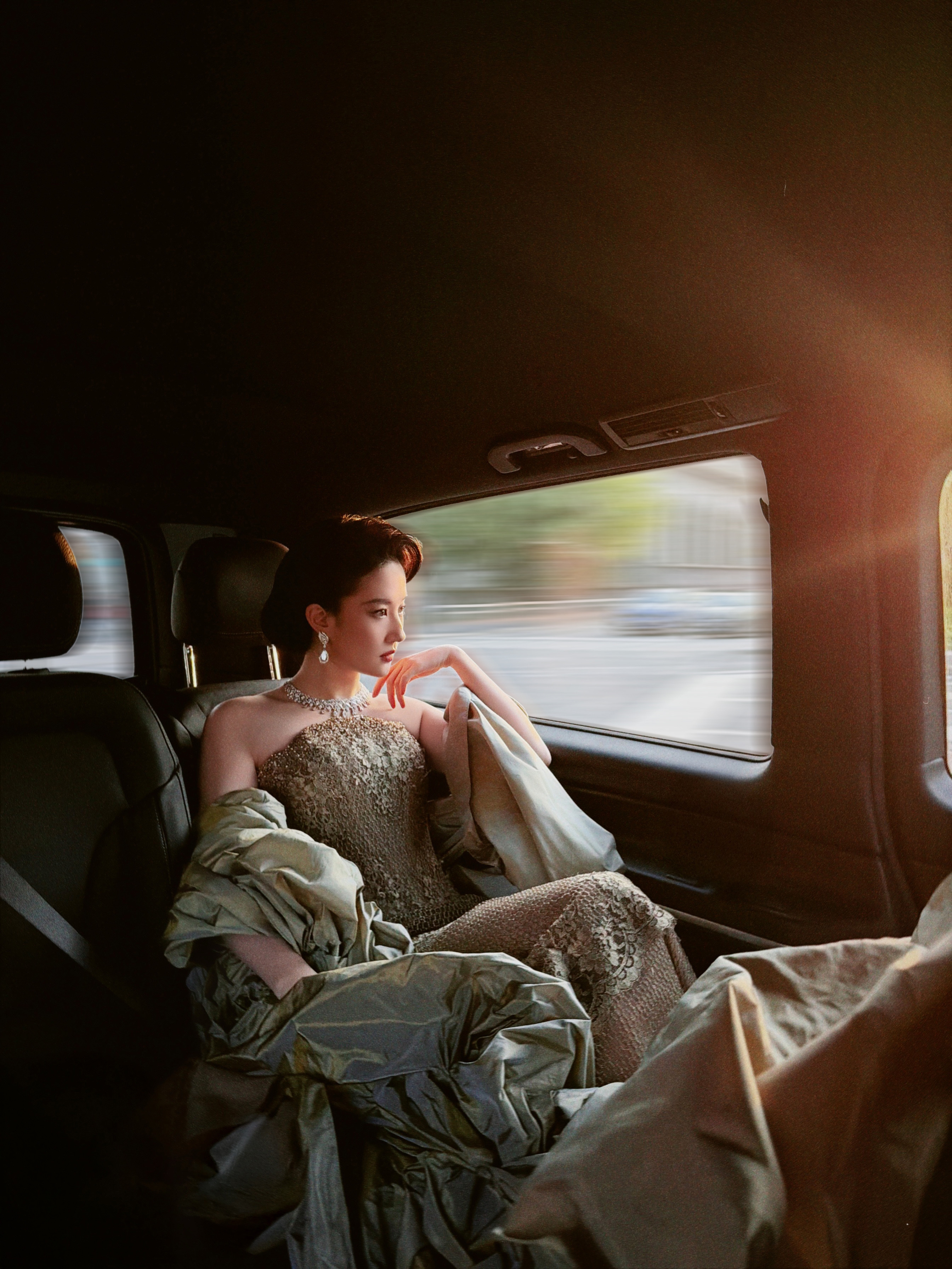 刘亦菲宝格丽活动车内随拍，往那儿一坐就是大片 刘亦菲 宝格丽女王