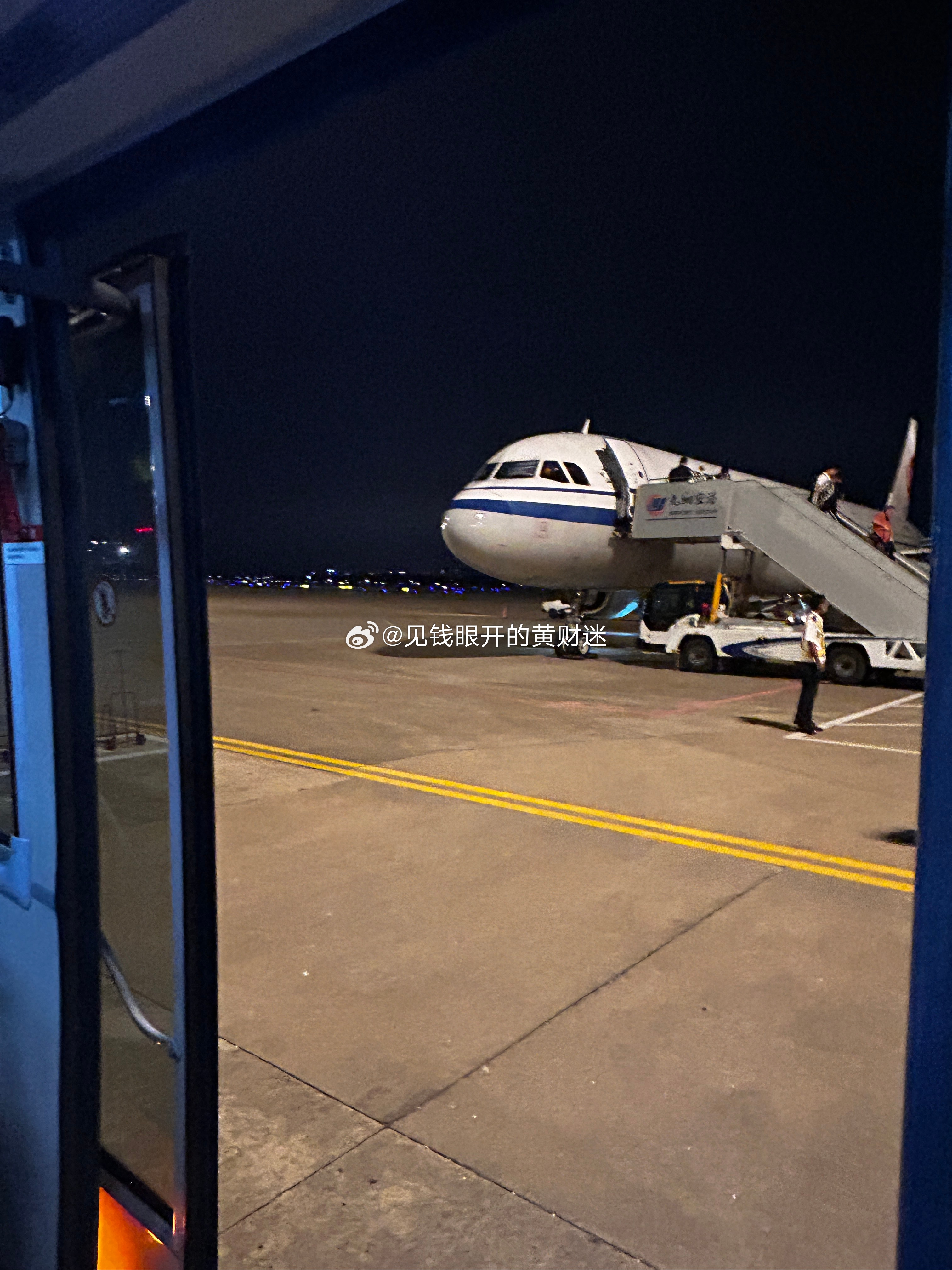 到家啦，到家啦孩子到家啦快欢迎我回家！明天我们公司不调休！继续放假两天！耶✌️ 