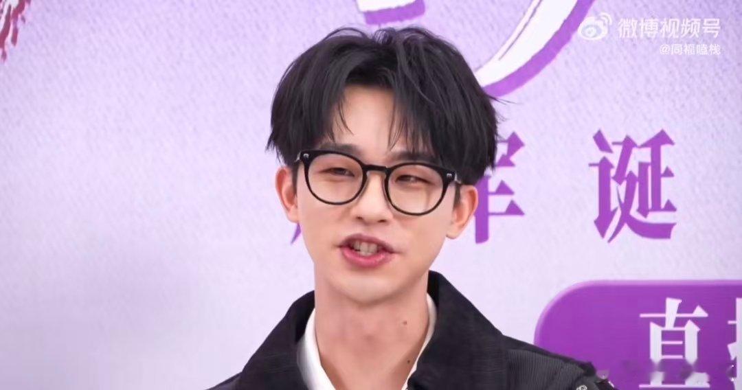 何运晨一句话让微博主持人汗流浃背 声鸣远扬直播声鸣远扬 谁被何运晨笑晕！直播一句