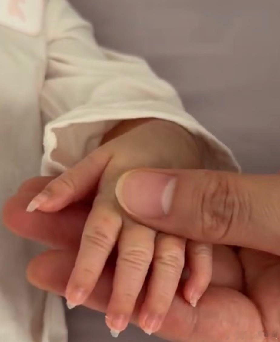 1. 宝宝刚离开羊水保护，皮肤容易干燥起皮，前几天要勤涂面霜做好保湿2. 新生儿