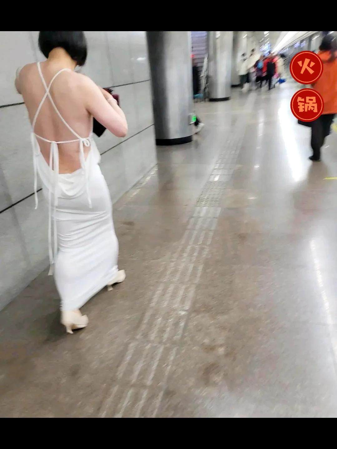 #记录我的2024#上海人穿衣服胆子大，一时之间分不清是男是女，请给位长长眼