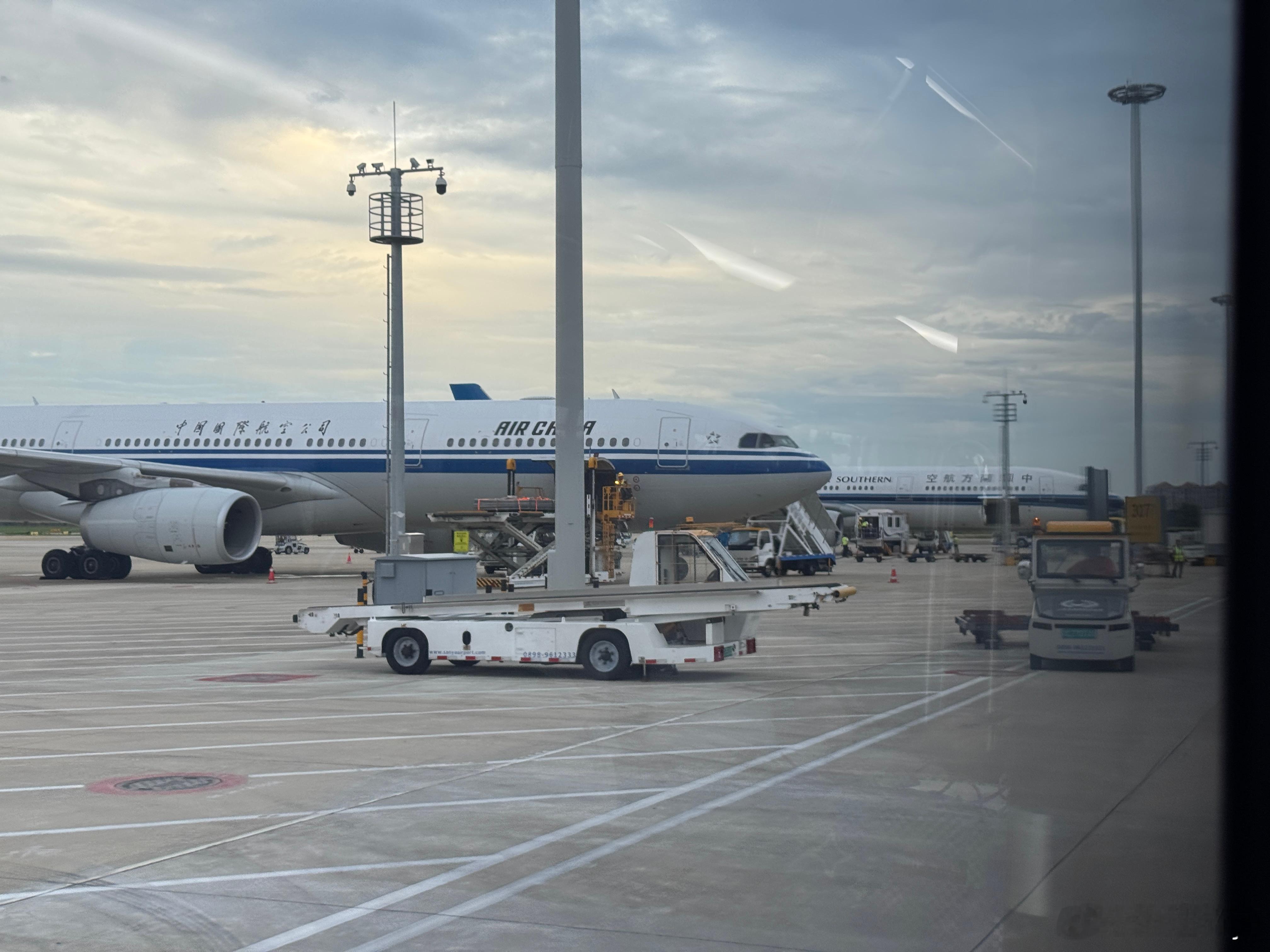 整个三亚机场，此时此刻（应该是）只有2架宽体机，国航和南航各一架330，所以是三