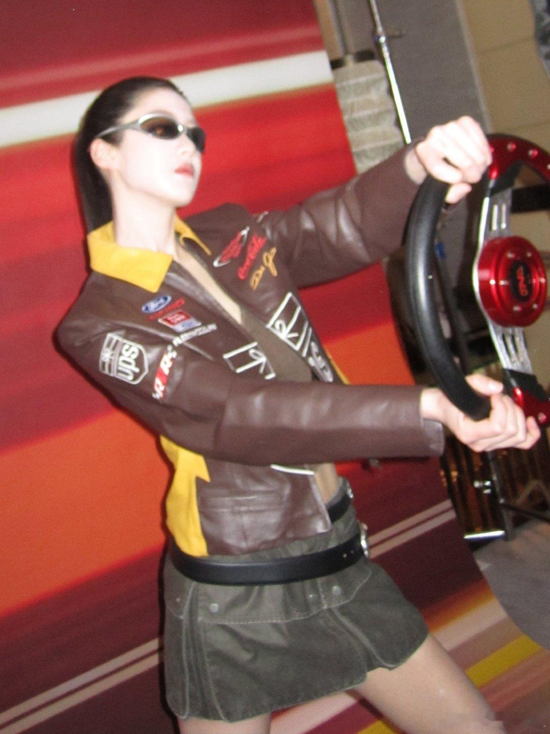 向涵之高马尾机车风 向涵之一套高马尾机车风穿搭，亮相F1中国大奖赛。高马尾清爽干