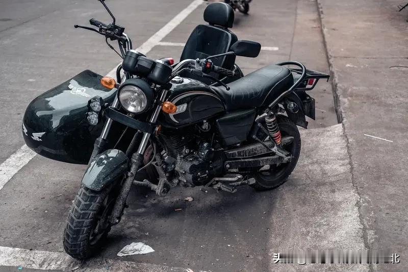 农村户口摩托车怎么免车船税？
农村居民拥有并主要在农村使用的摩托车可免车船税，多