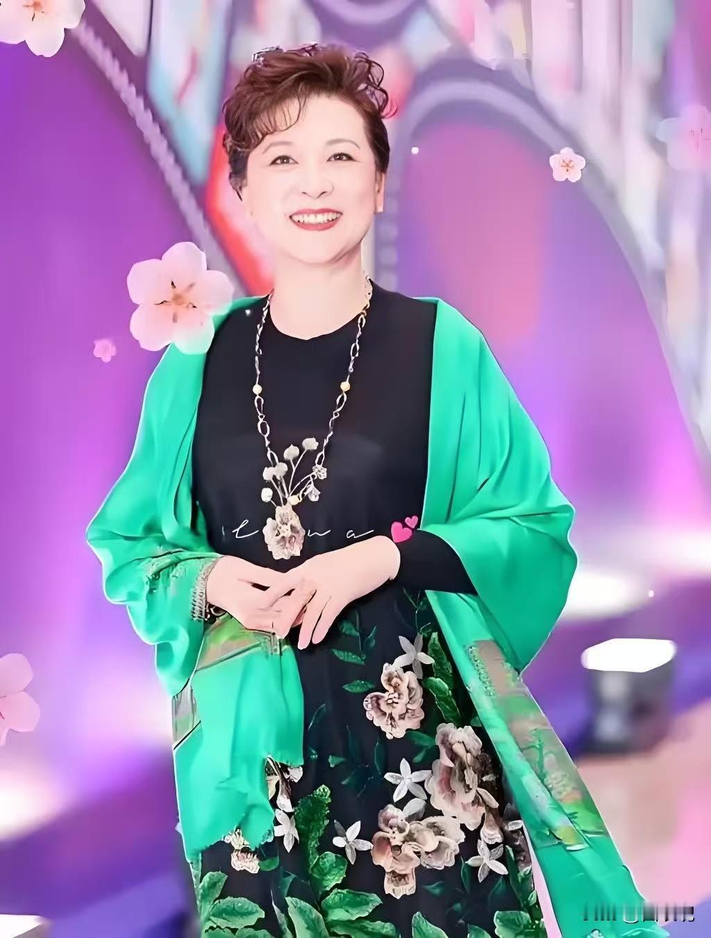 发现了没，
王馥荔有个很明显的特点，
倒不是因为她变老了，而是她明明都76岁了，