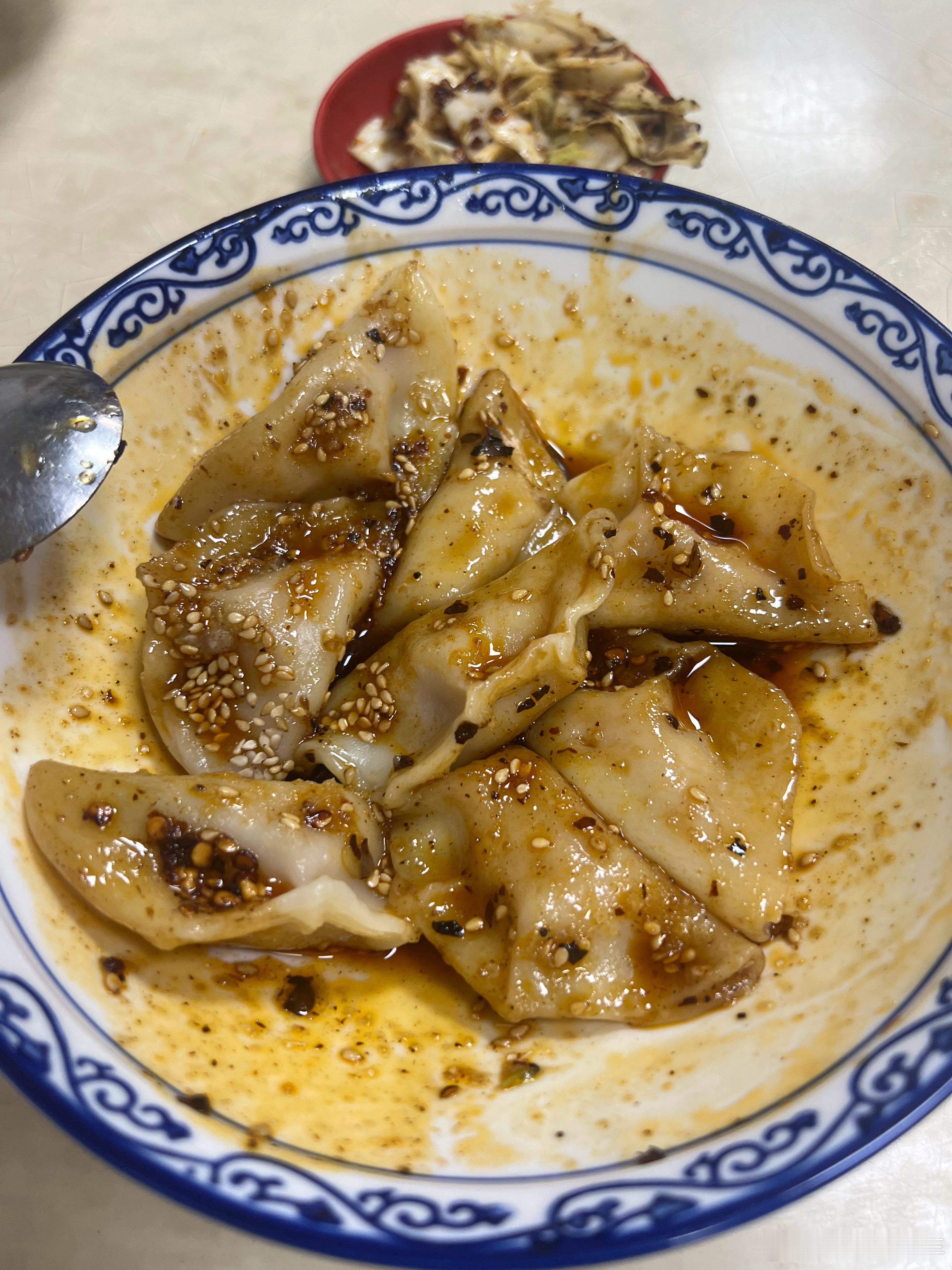 虽然每次出差品牌方安排的酒店和餐标都挺高，但我的基本原则是，能有时间出去吃一口，