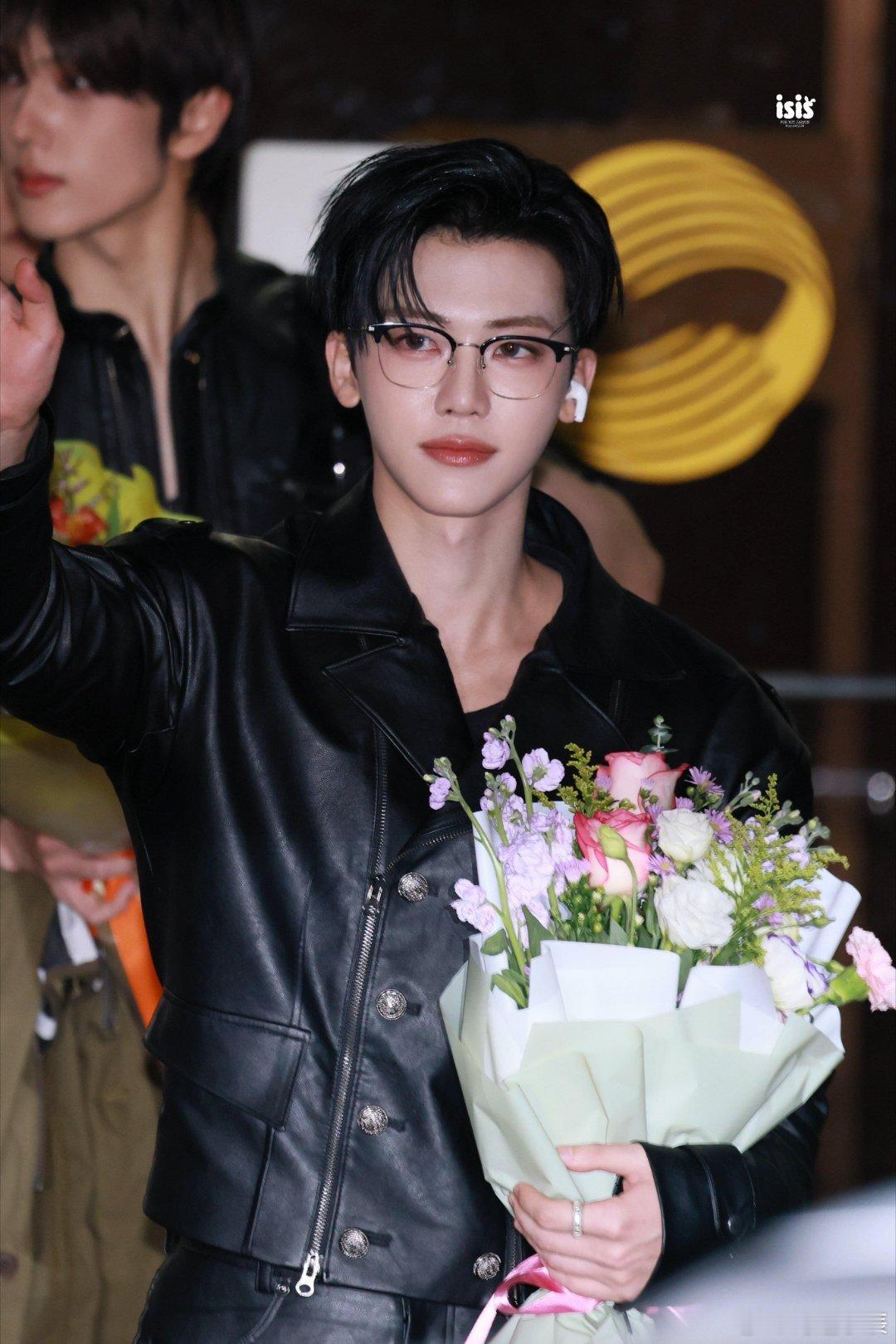 仅靠两秒镜头就5万转的男爱豆罗渽民两秒镜头赢麻了！半框眼镜加持帅出圈，狂揽5万转