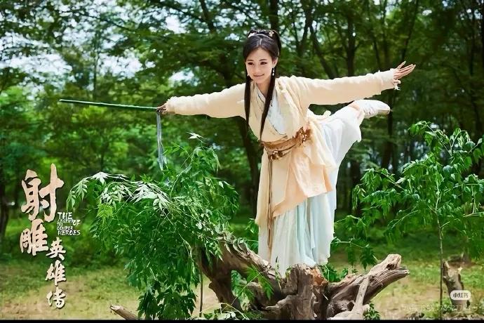 李一桐真的是个谜，喜欢她，关注她的人很多，就是无人看她的作品。
就像那画上的美人