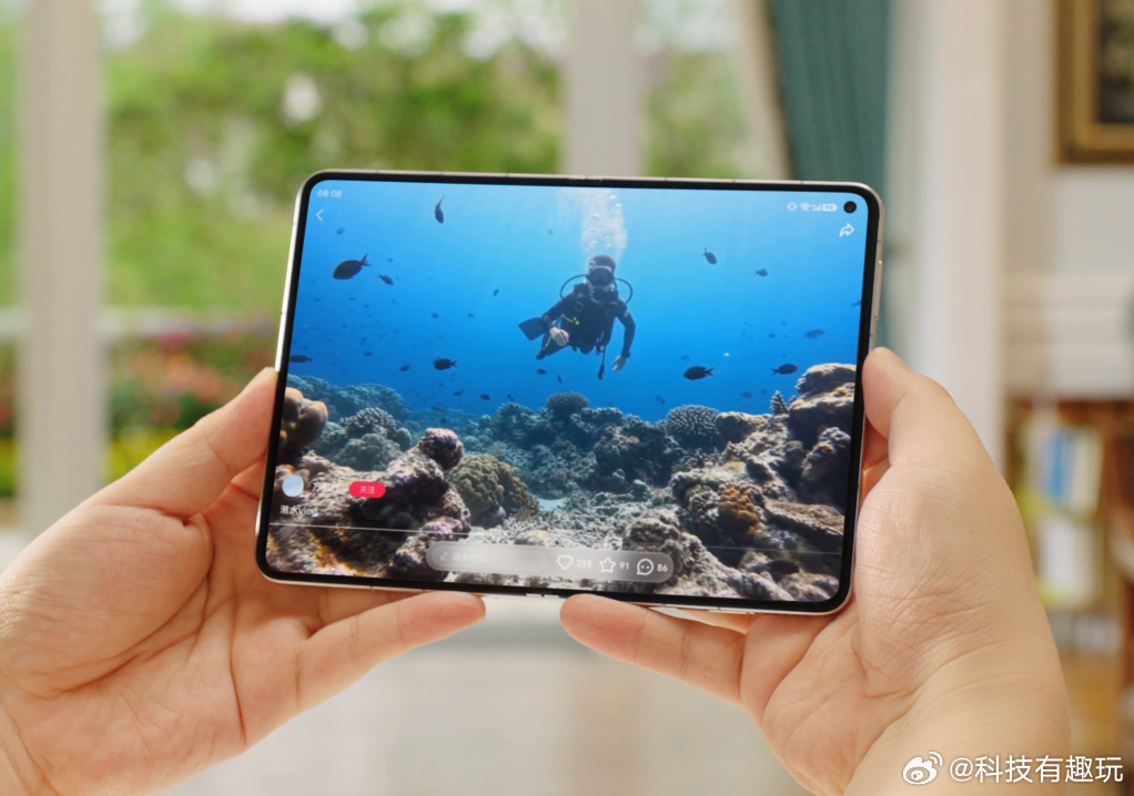 余承东首曝大阔折真机阔大折真机就这么曝光了，看上去跟小平板一样！这以后出门带出去