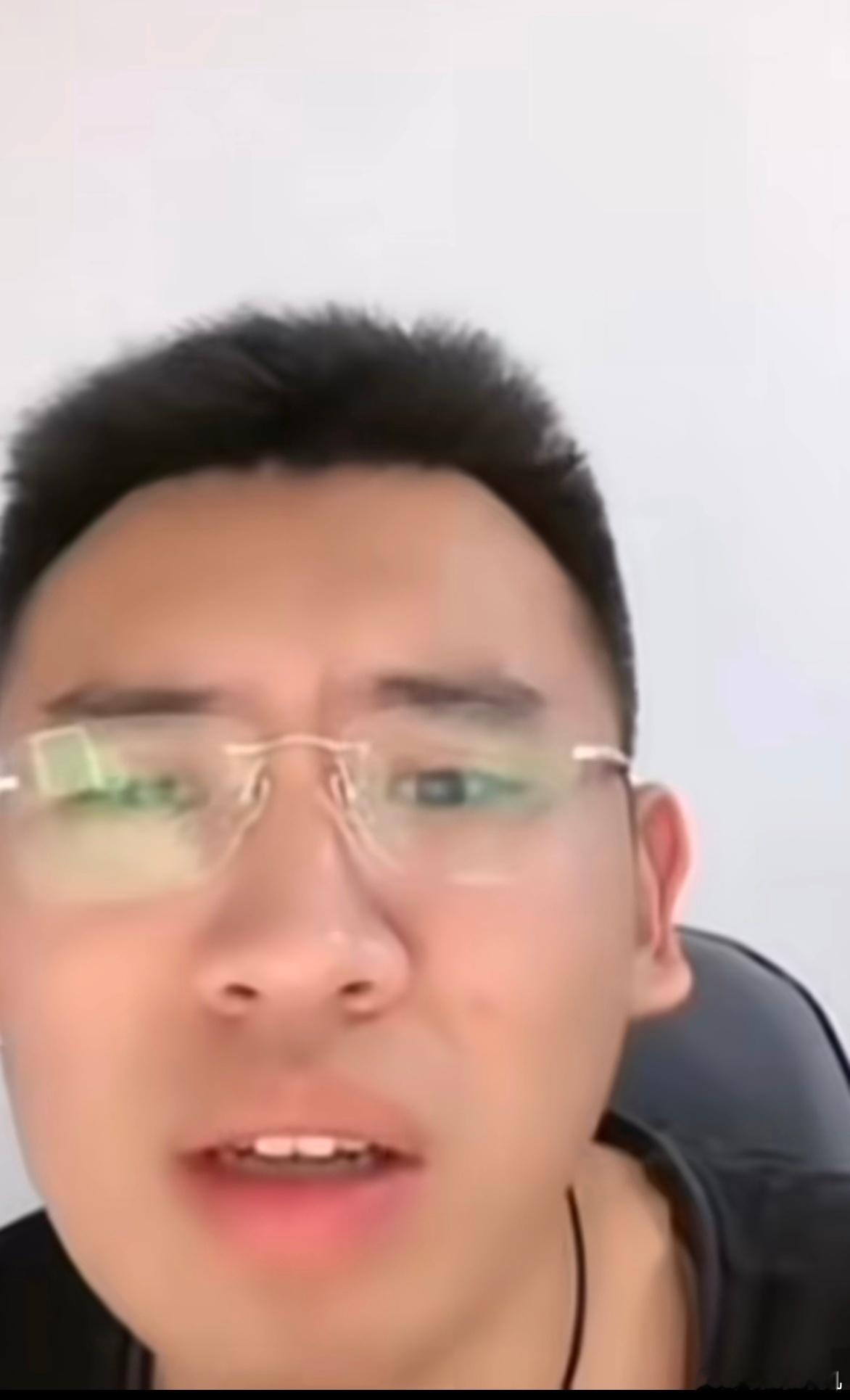#听泉鉴宝#开门哥最近真是太火了[二哈] 之前关注他的时候还没有百万粉丝希望我们