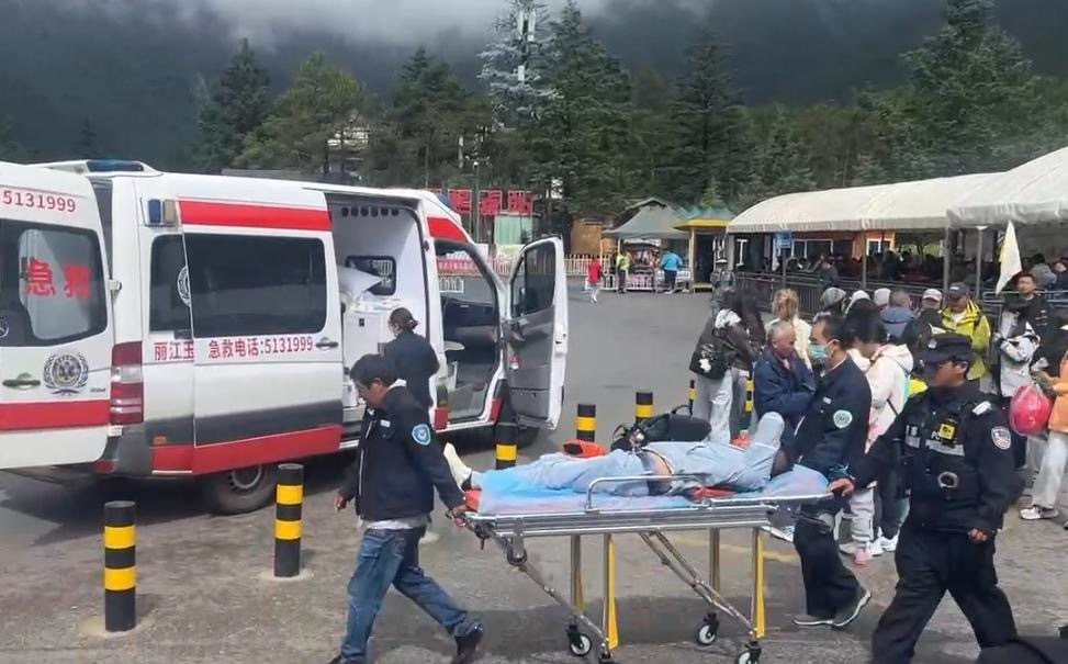 【#导游称帮游客找回小孩反被打警方介入#】#小孩家属回应导游被打称双方只是抓扯#