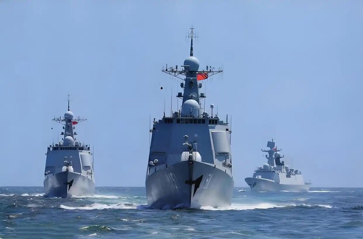 7月26日，中国人民解放军南部战区组织海空力量在南海海域进行例行巡航。

南部战