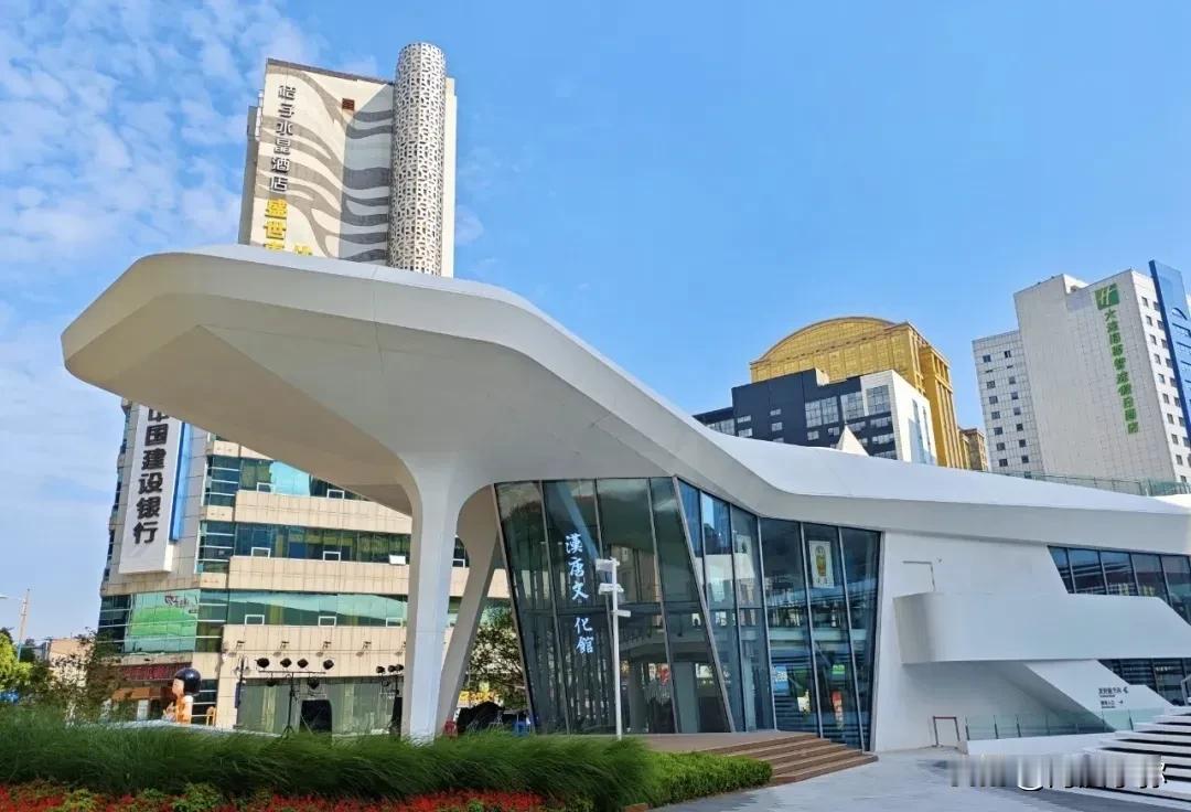 大连市中心天津街惊现隐藏秘境！屋顶花园悄然免费开放，你准备好了吗？解锁城市新视角