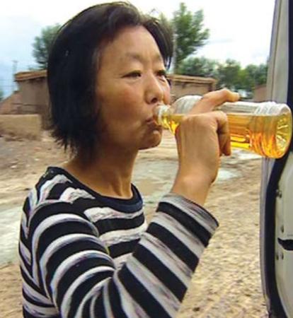2006年，东北油田出了一位远近闻名的“毒妇”，她把汽油当饮料喝了三十年，被家人