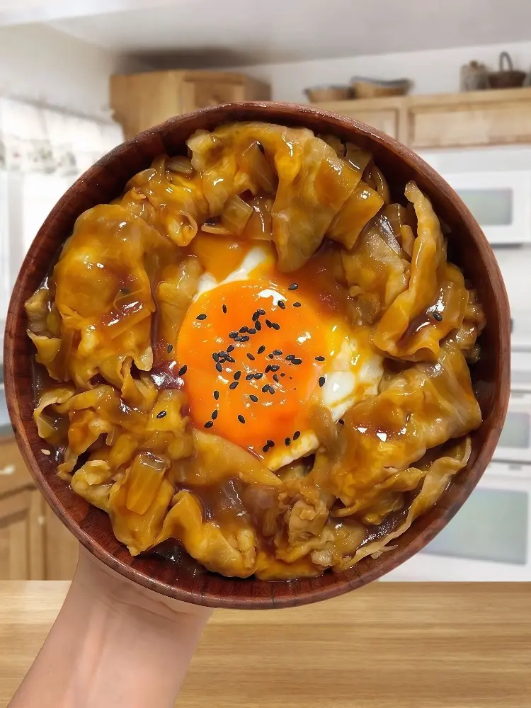 肥牛裹满酱汁拌米饭，软绵香到舔盘！拌三碗饭都不够吃。美食分享肥牛饭