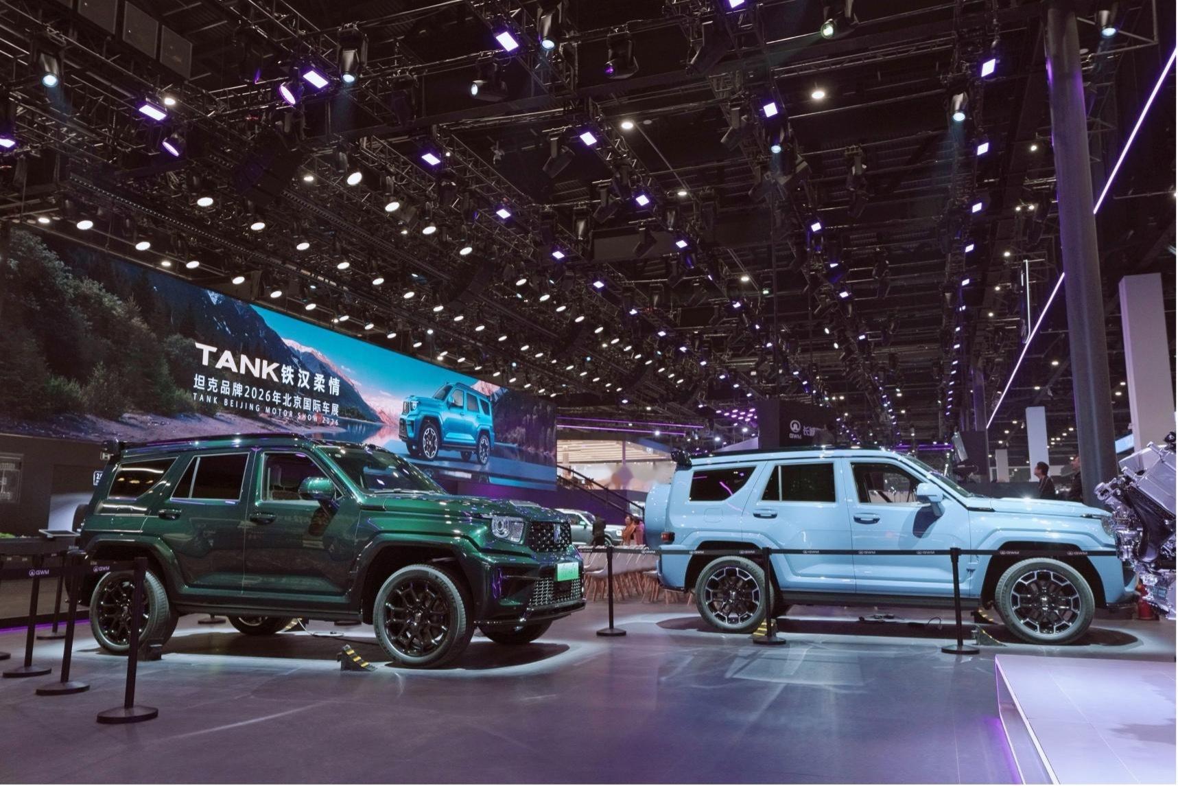 北京车展，坦克请了童瑶当代言人。童瑶说了句话挺有意思：以前跟组出行都选MPV，但