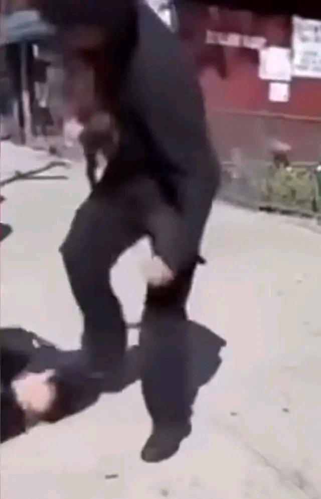 美国这起暴力事件太恶劣了！一男子索要女孩联系方式遭拒，竟恼羞成怒当众施暴，还猛踩