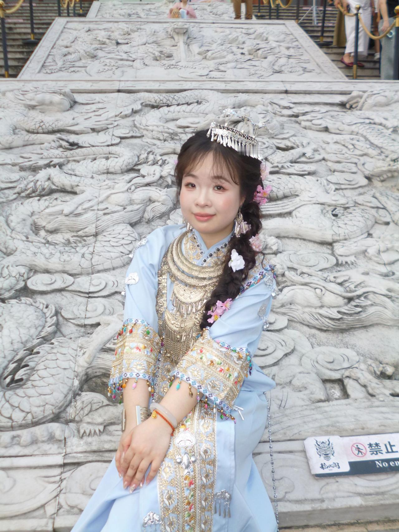 随拍两张苗疆少女 苗族姑娘 苗族