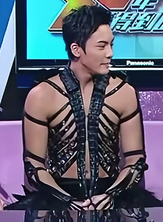 陈伟霆可以穿着这身衣服宣传许我耀眼吗 ​​​
