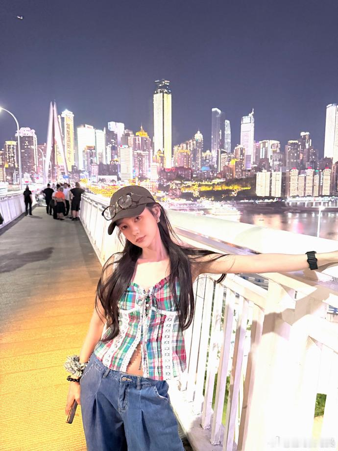 李一桐拿了真蛇李一桐好蛇一女的 这造型真的绝了！黑色长裙勾勒完美线条，真蛇加持更