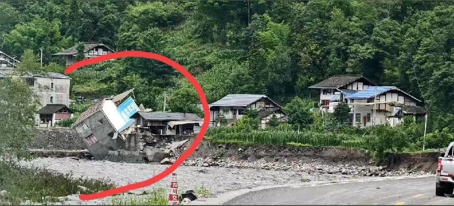 山区农村建房子一定要选好地基，不然就是这个结果！！！
这两天，四川绵阳与阿坝州交