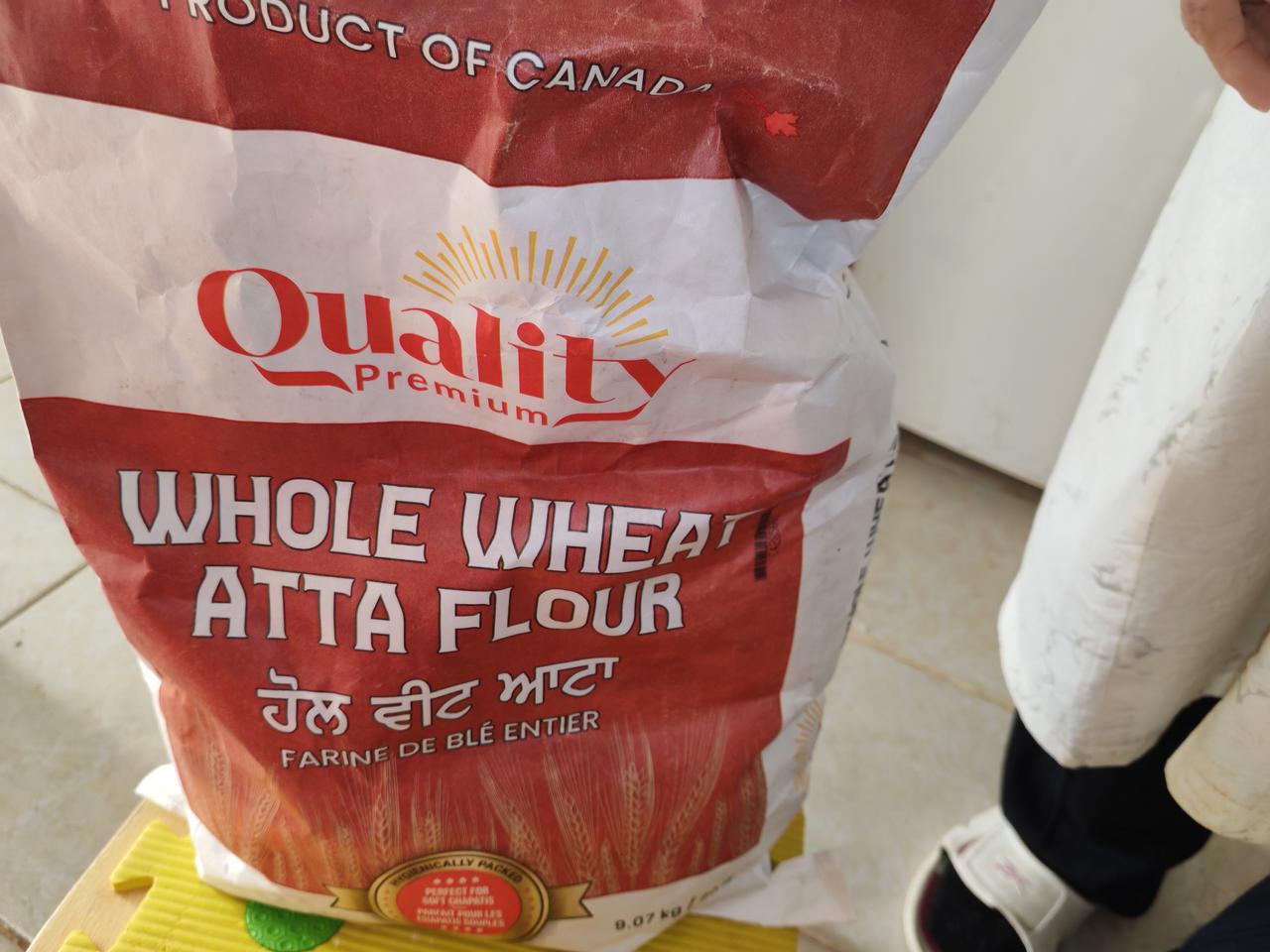 有个年轻人问我，他说：“阿姨，你蒸包子，为什么蒸两样面啊？在加拿大，全麦面比白面