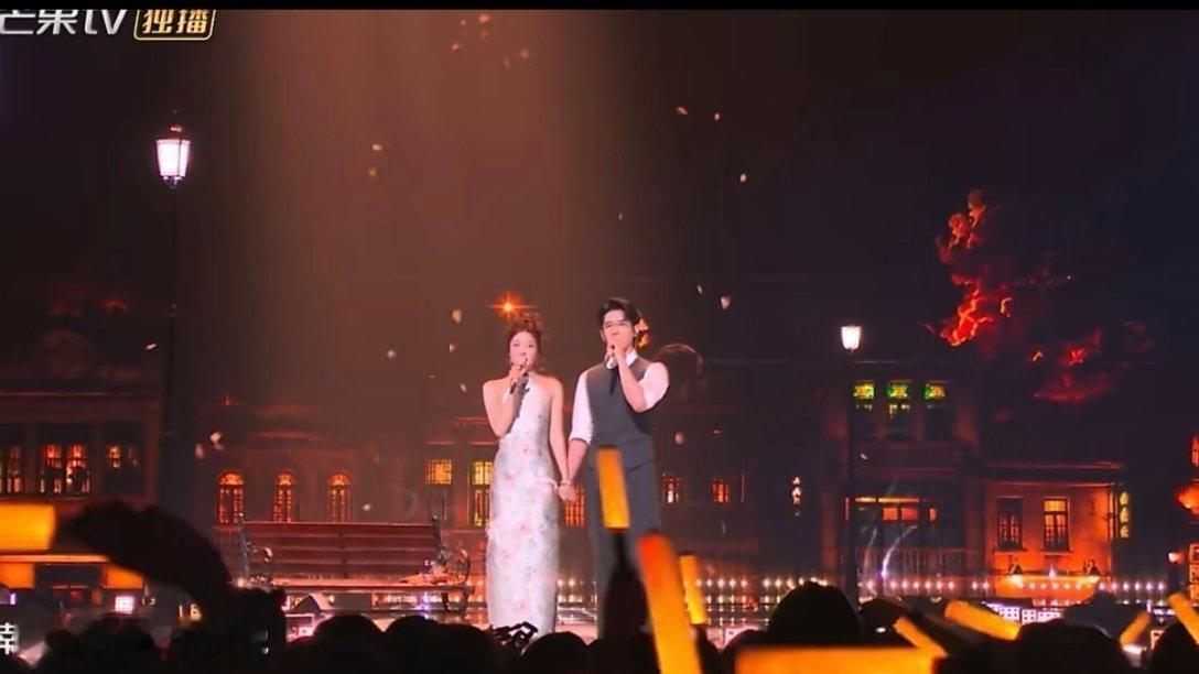 丞磊徐若晗城里的月光合唱2026青春芒果夜丞磊徐若晗牵手合唱城里的月光，歌声缱绻