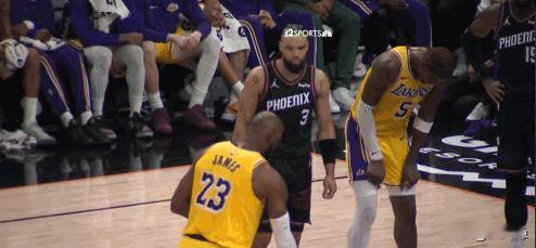 勒布朗·詹姆斯用一记推开，完成了对狄龙·布鲁克斯的终极碾压。
不是封盖，也不是